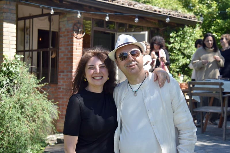 Andrea Barani con una partecipante, all’aperto davanti alla casa di campagna.