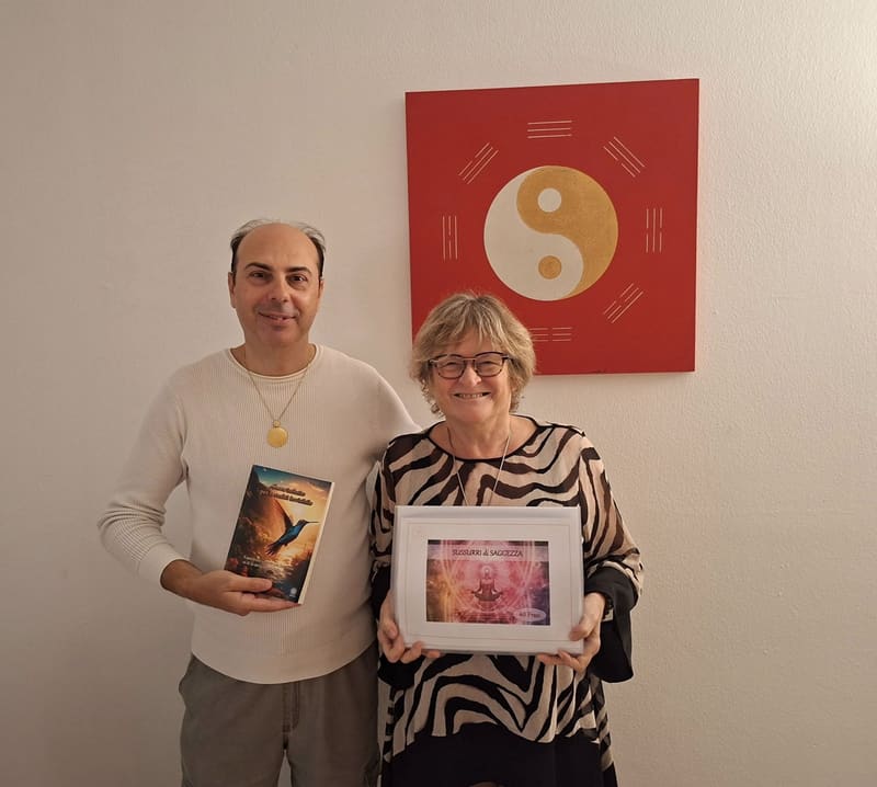 Andrea Barani con una partecipante, che mostra il materiale ricevuto.