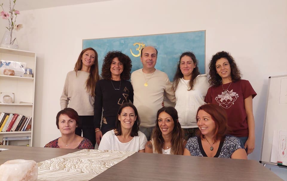 Un gruppo del 1° livello con Andrea Barani, riunito intorno al tavolo della sala.